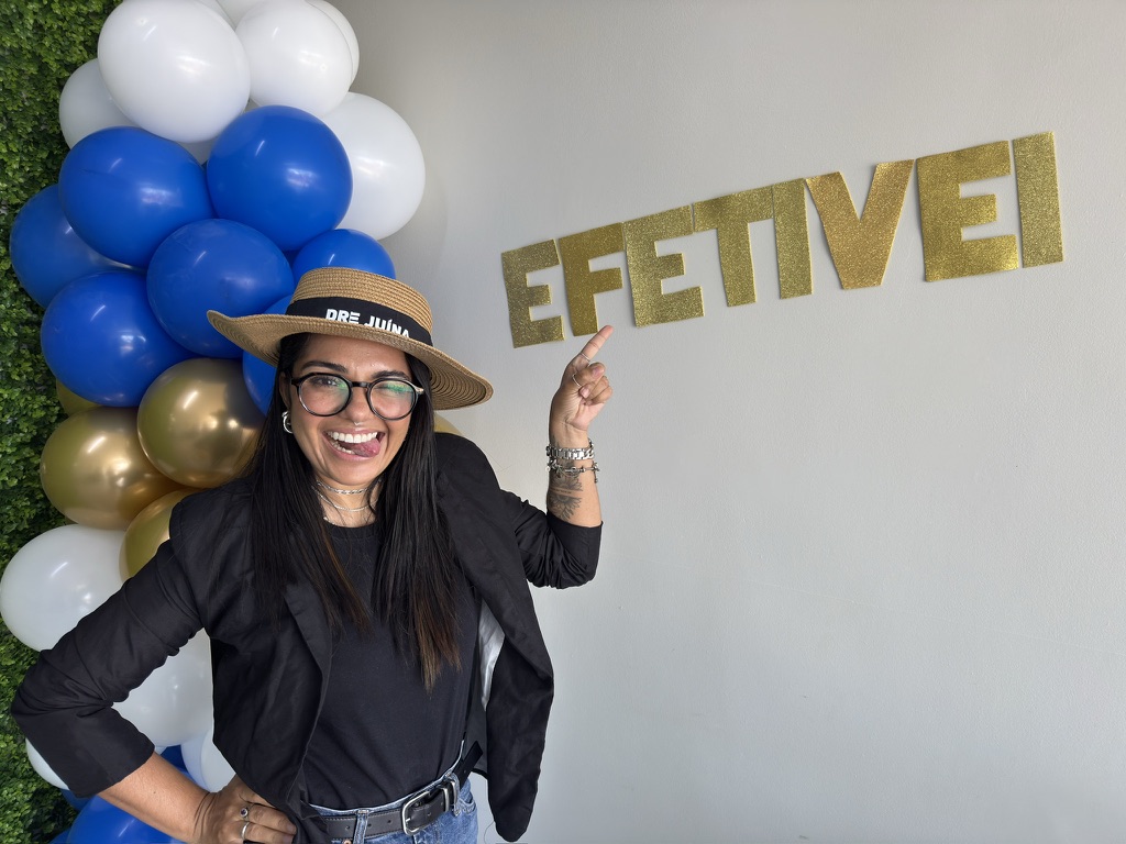 Gardenya comemorando a efetivação