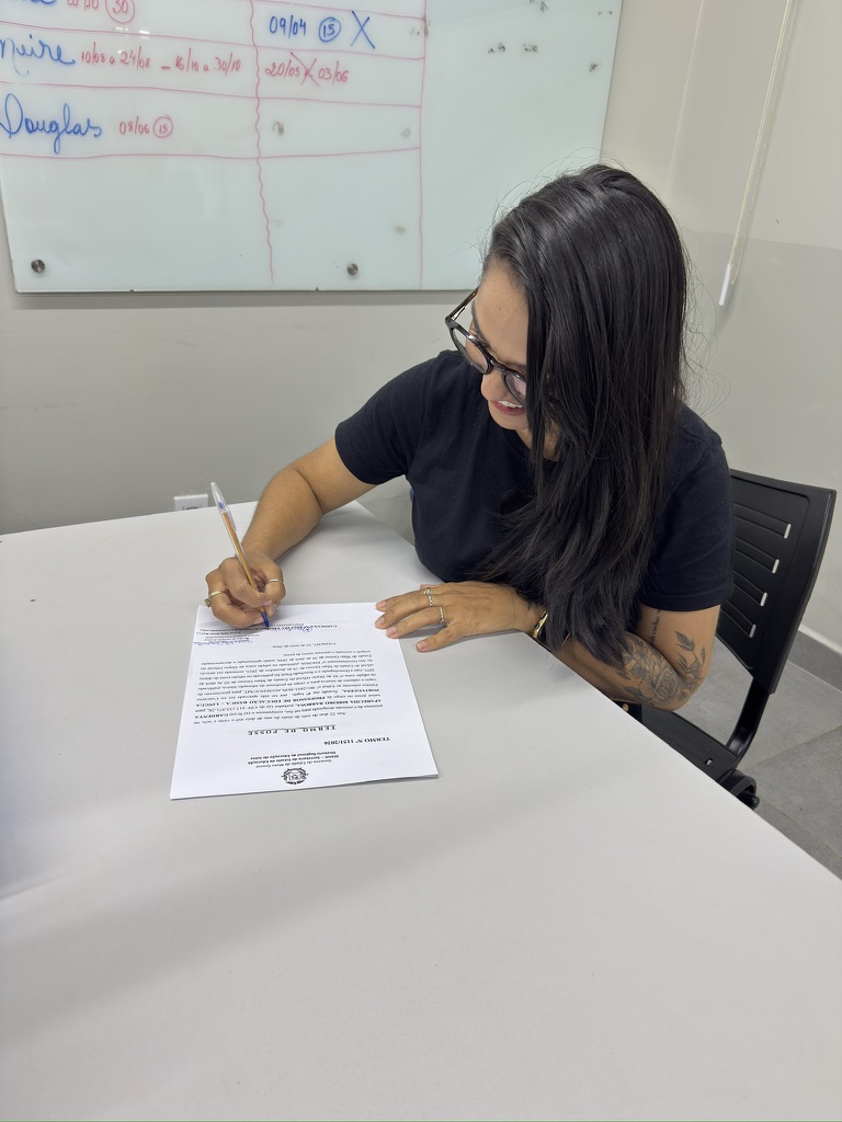 Assinando o termo de posse